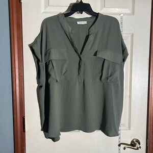 NWT-Jolie &Joy-3X-green-split neck, double pocket ,short sleeve  ,roll cuff top